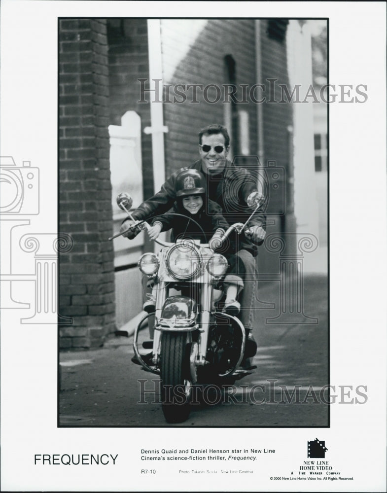 2000 Press Photo Dennis Quaid and Daniel Henson in &quot;Frequency&quot; - DFPG26931 - Historic Images