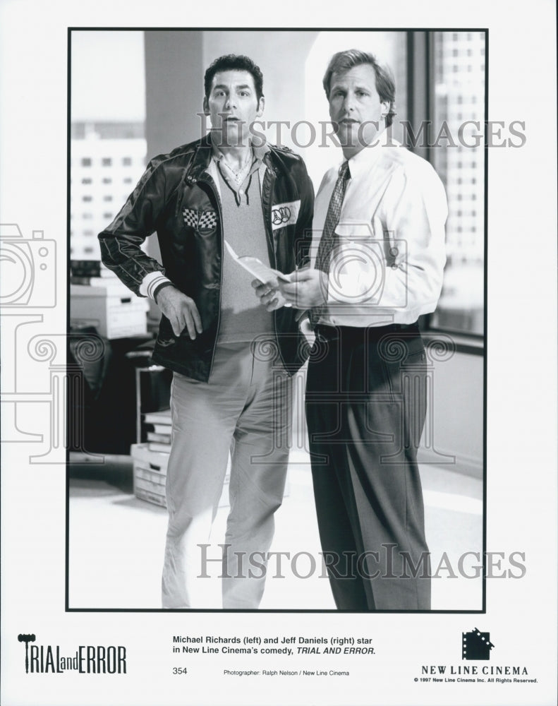 1997 Press Photo Michael Richards and Jeff Daniels in "Trial and Error" - Historic Images