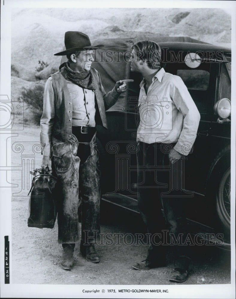 1975 Press Photo Two actors in a Metro-Goldwyn-Mayer film - Historic Images