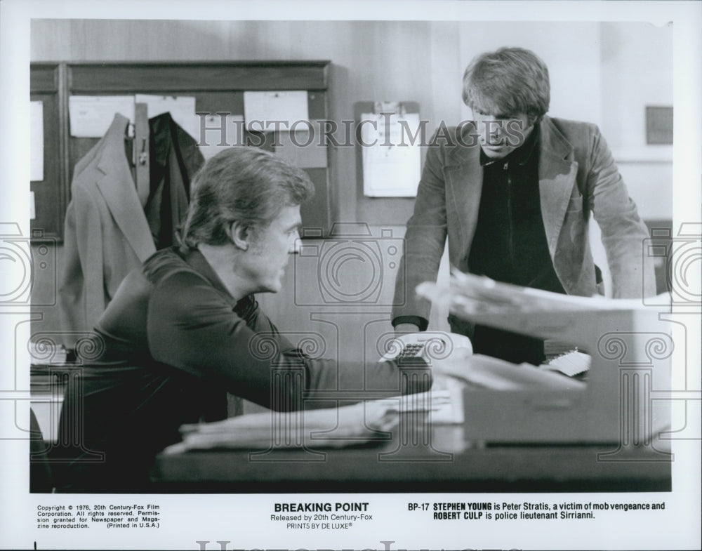 1976 Press Photo Stephen Young, Robert Culp "Breaking Point" - Historic Images