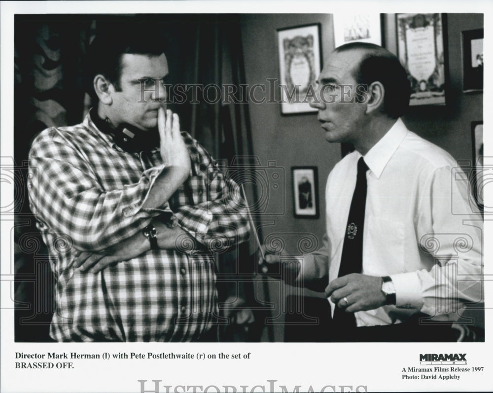 1997 Press Photo Director Mark Herman And Actor Pete Postlethwaite "Brassed Off" - Historic Images