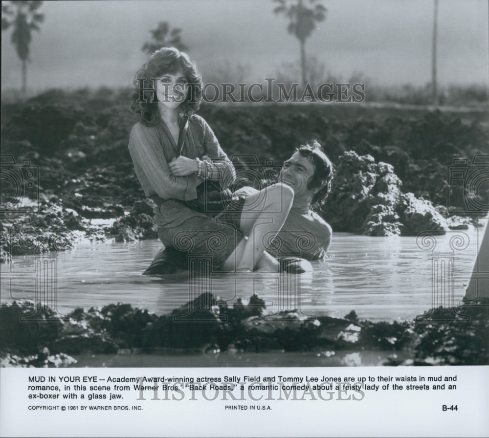 1981 Press Photo Sally Field And Tommy Lee Jones Star In Film "Back Roads" - Historic Images
