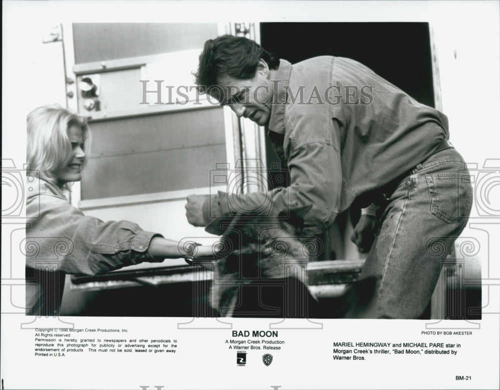 1996 Press Photo Mariel Hemingway And Michael Pare In Movie "Bad Moon" - Historic Images
