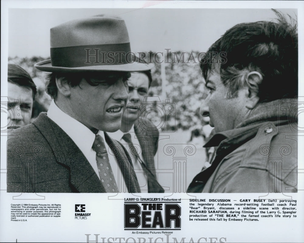 1984 Press Photo "The Bear" Gary Busey & Richard Sarafian - Historic Images