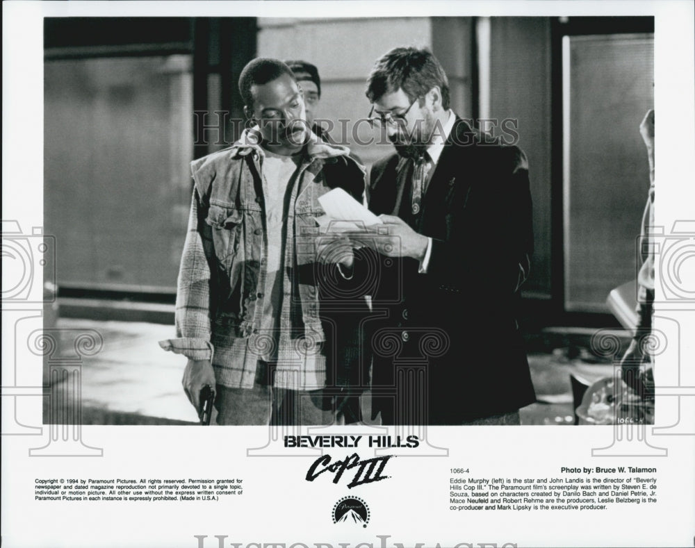 1994 Press Photo Eddie Murphy with &quot;Beverly Hills Cop III&quot; director John Landis - Historic Images