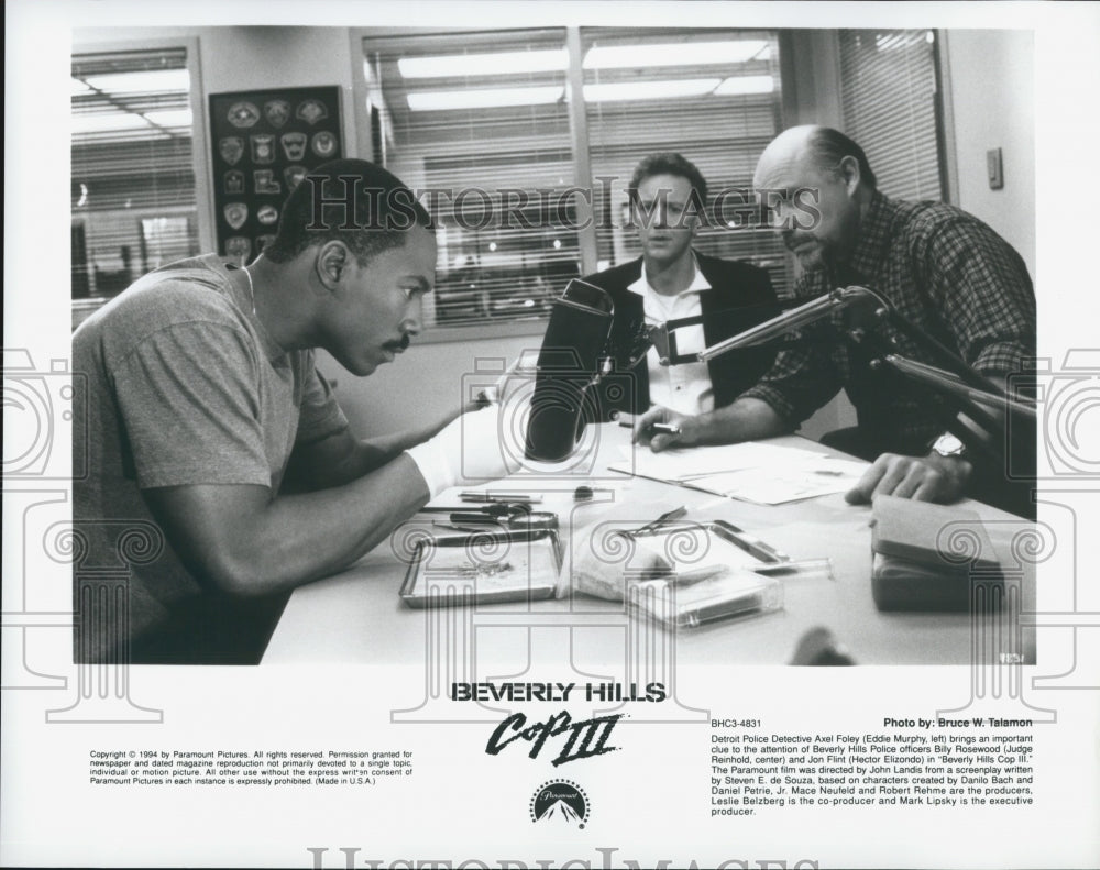 1994 Press Photo Eddie Murphy and Judge Reinhold in "Beverly Hills Cop III" - Historic Images