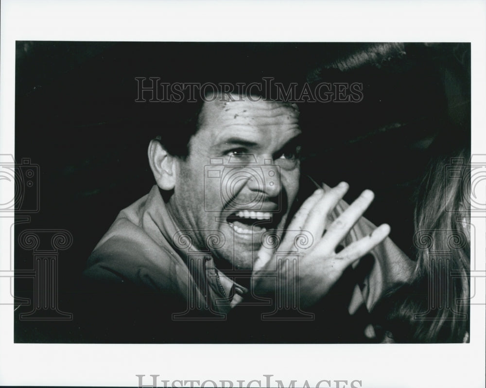 1998 Press Photo &quot;Unknown Actor/Actress in Movie Scene&quot; - Historic Images