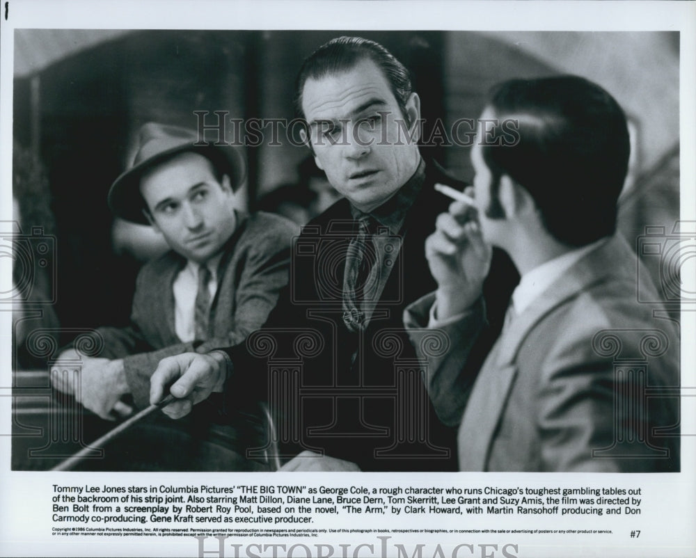 1986 Press Photo Tommy Lee Jones Stars in &quot;The Big Town&quot; Directed by Ben Bolt - Historic Images