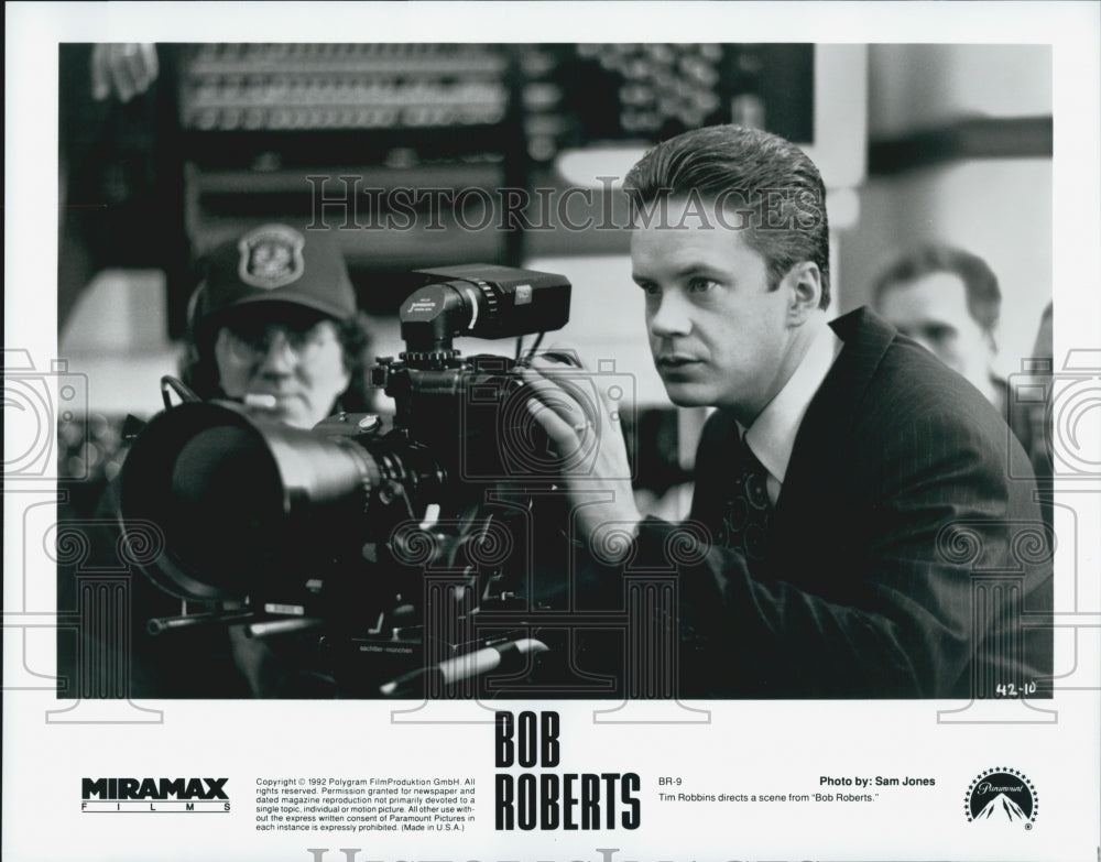 1992 Press Photo Tim Robbins Directs A Scene From "Bob Roberts" - Historic Images