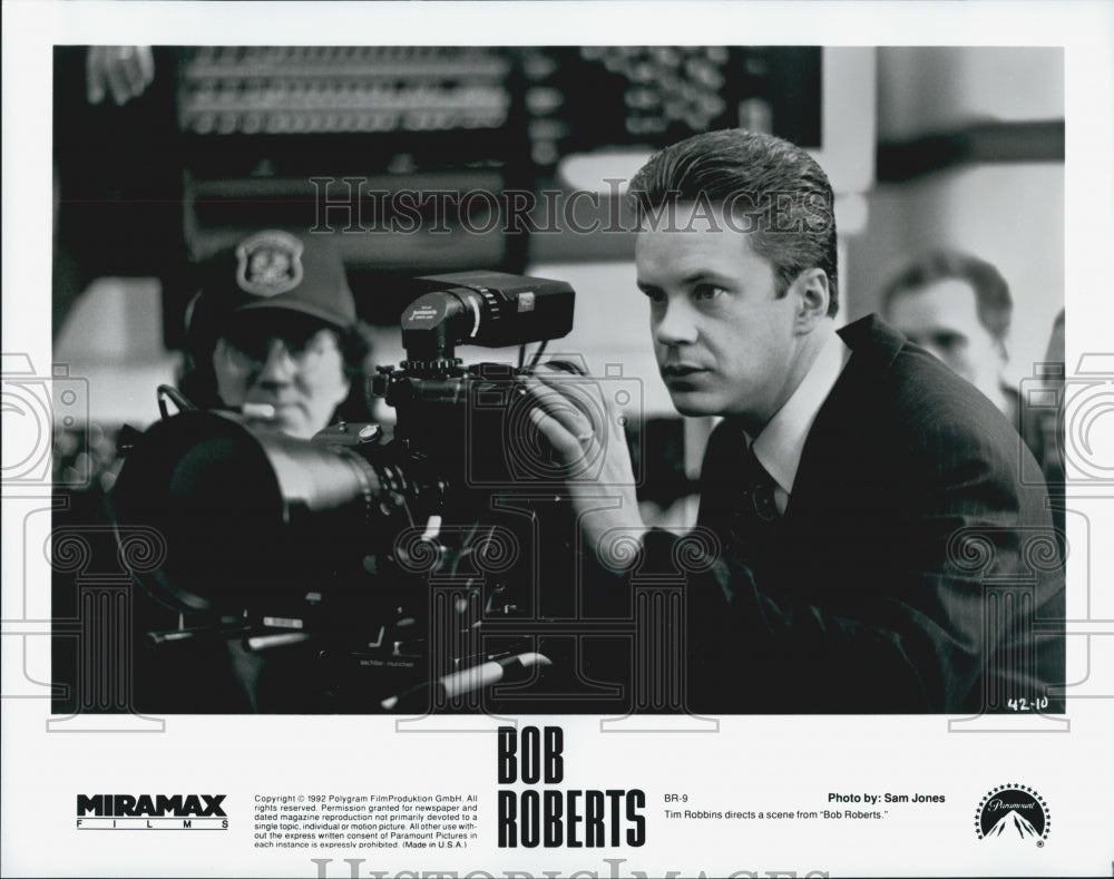 1992 Press Photo Tim Robbins directs a scene from &quot;Bob Roberts&quot; - DFPG31045 - Historic Images