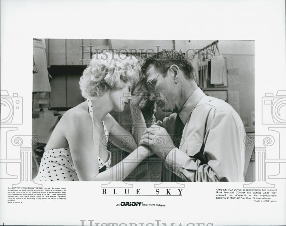 1994 Press Photo Jessica Lange and Tommy Lee Jones in "Blue Sky" - Historic Images