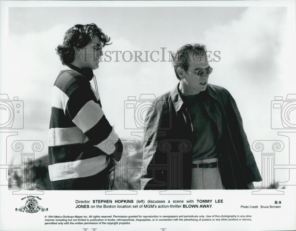 1994 Press Photo Stephen Hopkins Director Tommy Lee Jones &quot;Blown Away&quot; - Historic Images