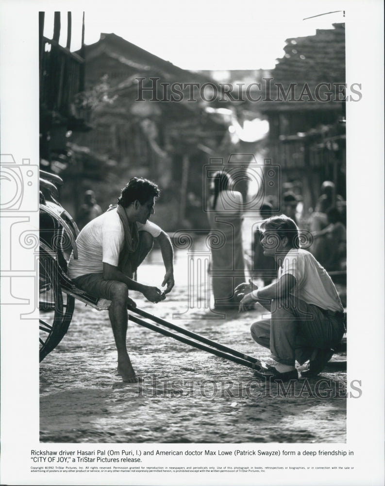 1992 Press Photo Om Puri and Patrick Swayze in &quot;City of Joy&quot; - Historic Images