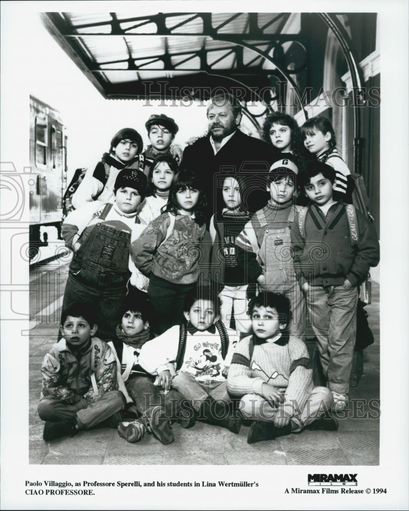 1994 Press Photo Paolo Villaggio as Professore Sperelli with his Students in - Historic Images