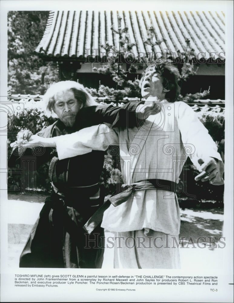 1982 Press Photo Toshiro Mifune and Scott Glenn star in "The Challenge" - Historic Images