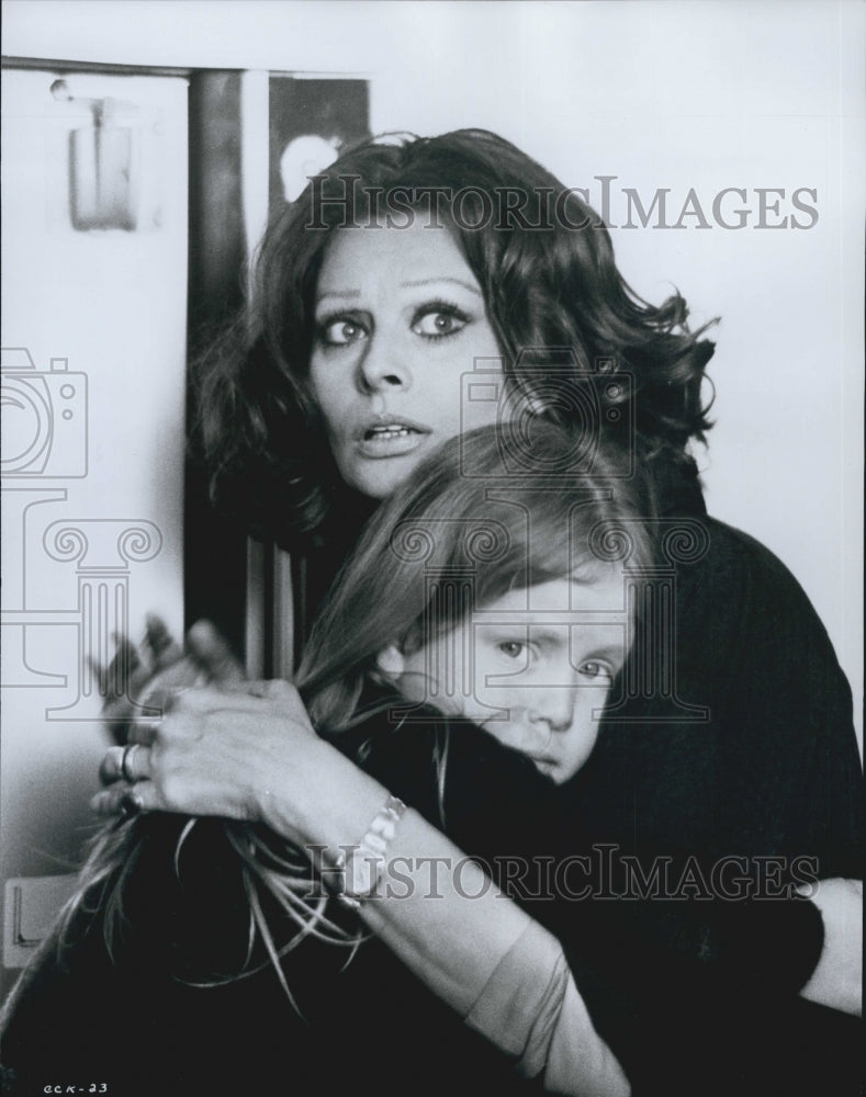 1976 Press Photo Sophia Loren and Fausta Avelli in &quot;The Cassandra Crossing&quot; - Historic Images