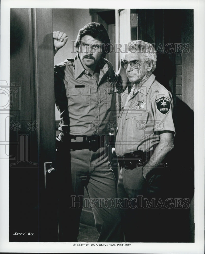 1977 Press Photo Actors James Brolin And John Marley In Horror Film "The Car" - Historic Images
