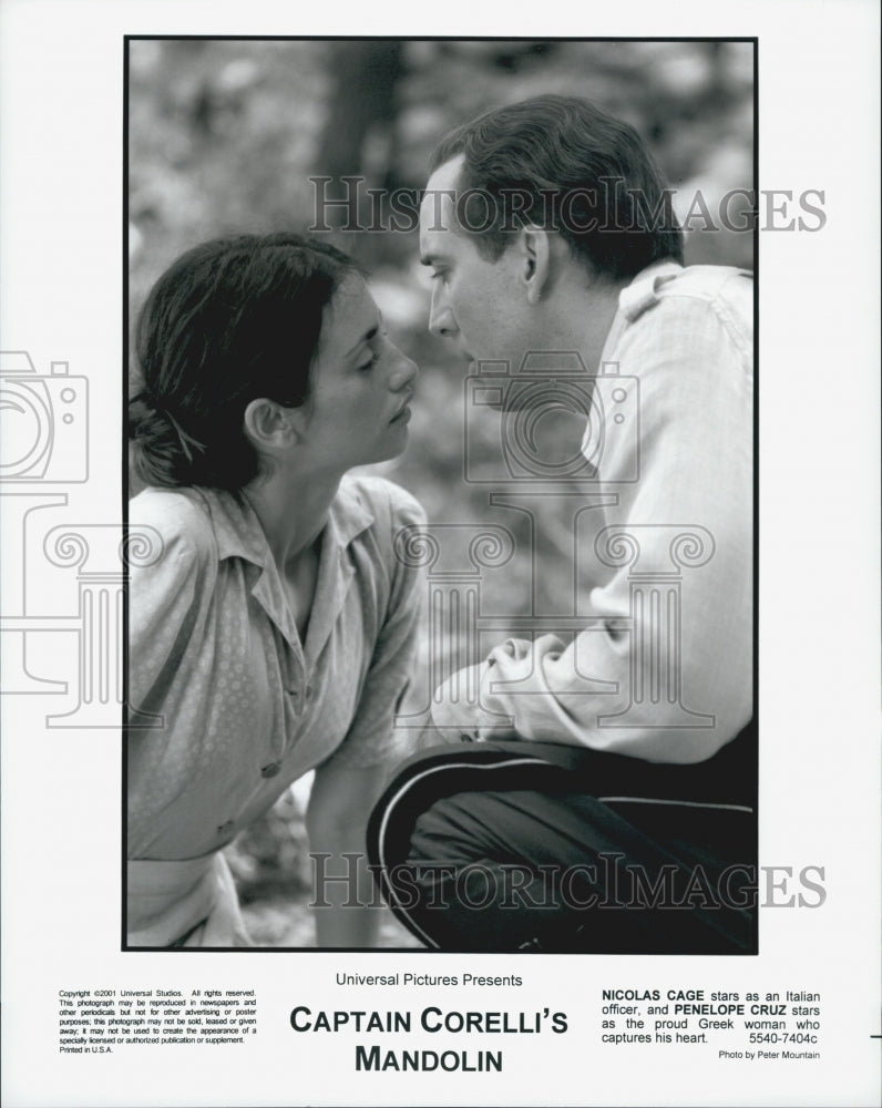 2001 Press Photo  Nicholas Cage, Penelope Cruz In &quot;Captain Corelli&#39;s Mandolin&quot; - Historic Images