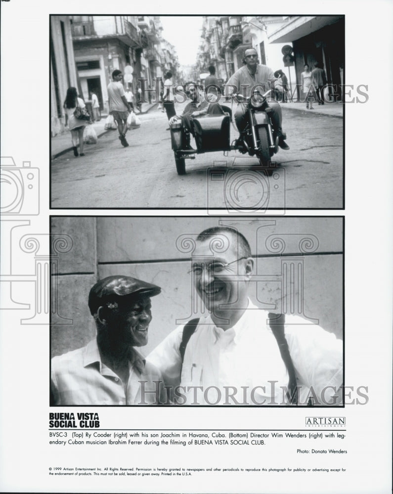 1999 Press Photo Ry Cooder Wim Wenders Director &quot;Buena Vista Social Club&quot; - Historic Images