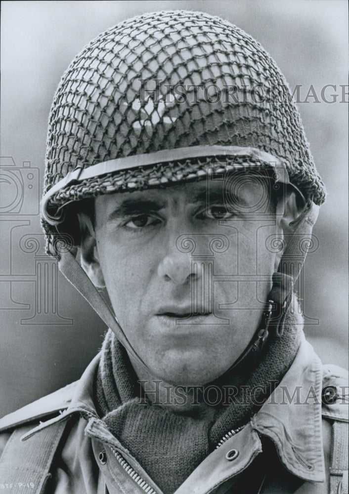 Press Photo Elliott Gould in &quot;A Bridge Too Far&quot; - Historic Images