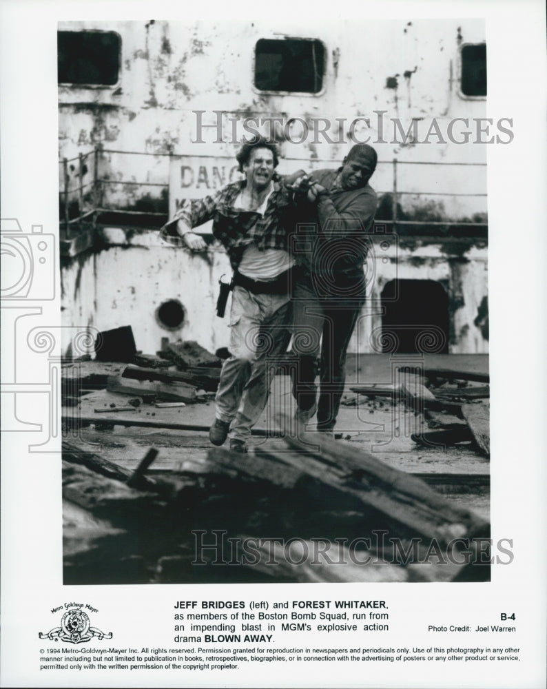 1994 Press Photo Jeff Bridges and Forest Whitaker in a scene from &quot;Blown Away&quot; - Historic Images