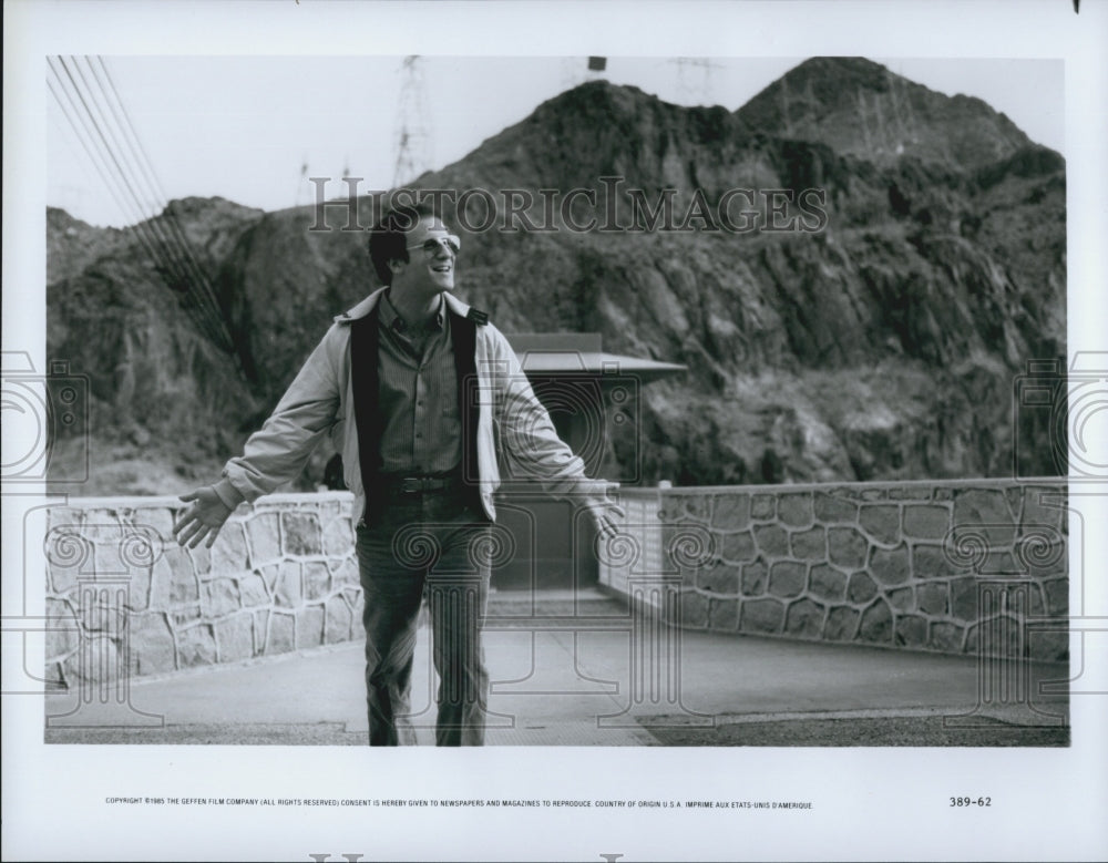 1985 Press Photo Actor at a roadside in a Geffen Film - Historic Images