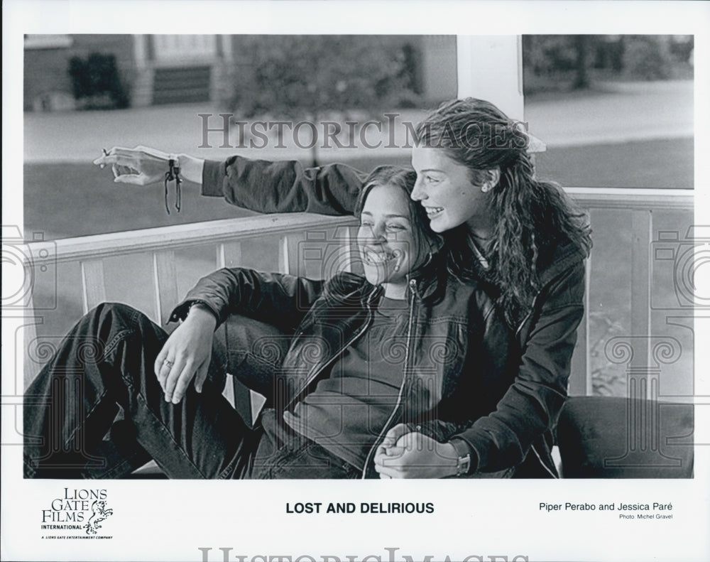 2001 Press Photo "Lost and Delirious"Piper Perabo & Jessica Pare - Historic Images