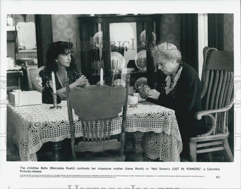 1993 Press Photo Mercedes Ruehl and Irene Worth in "Lost In Yonkers" - Historic Images