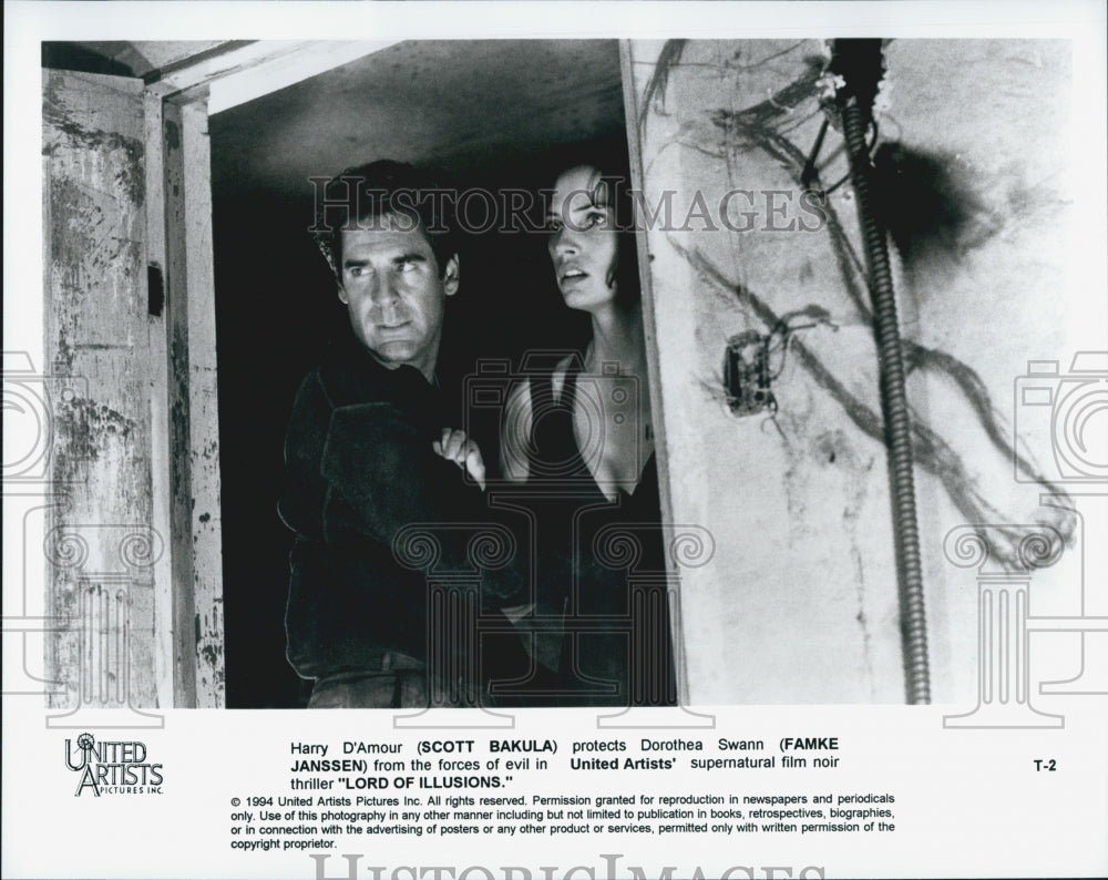 1994 Press Photo "Lord of Illusions" Scott Bakula & Famke Janssen - Historic Images