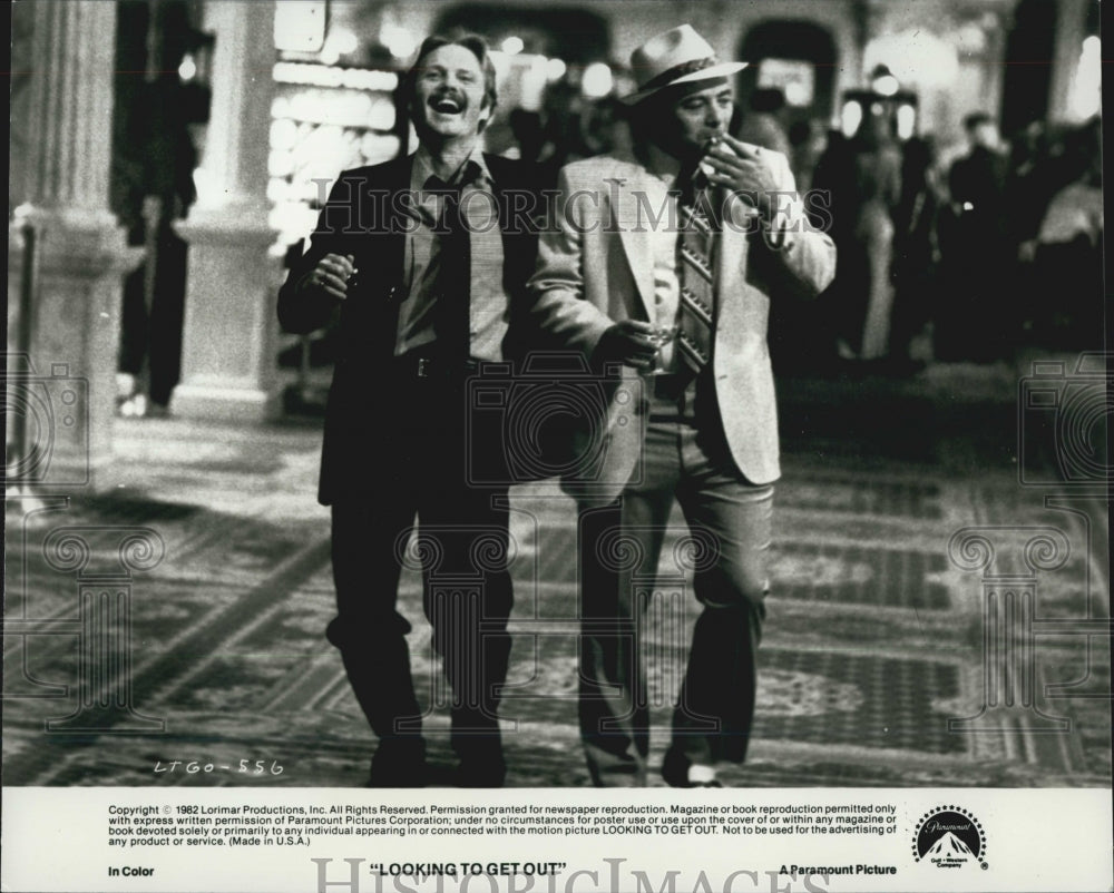 1982 Press Photo Actors Jon Voight And Burt Young In Film "Looking To Get Out" - Historic Images