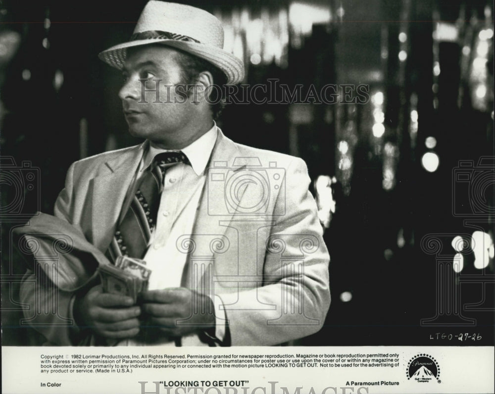 1982 Press Photo Actor Burt Young Starring In Film "Looking To Get Out" - Historic Images