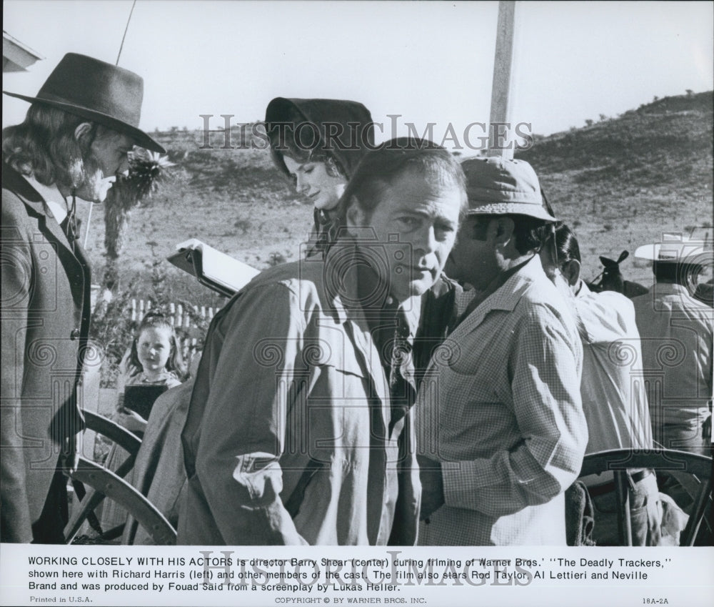 1973 Press Photo &quot;The Deadly Trackers&quot; director Barry Shear on set - Historic Images