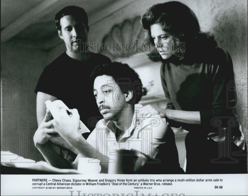 1983 Press Photo Chevy Chase and Signourney Weaver in "Deal Of The Century" - Historic Images