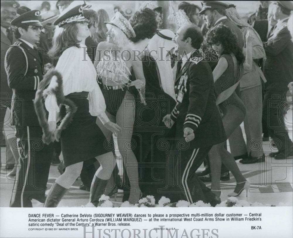 1983 Press Photo Signourney Weaver &amp; William Marquez in &quot;Deal of the Century&quot; - Historic Images