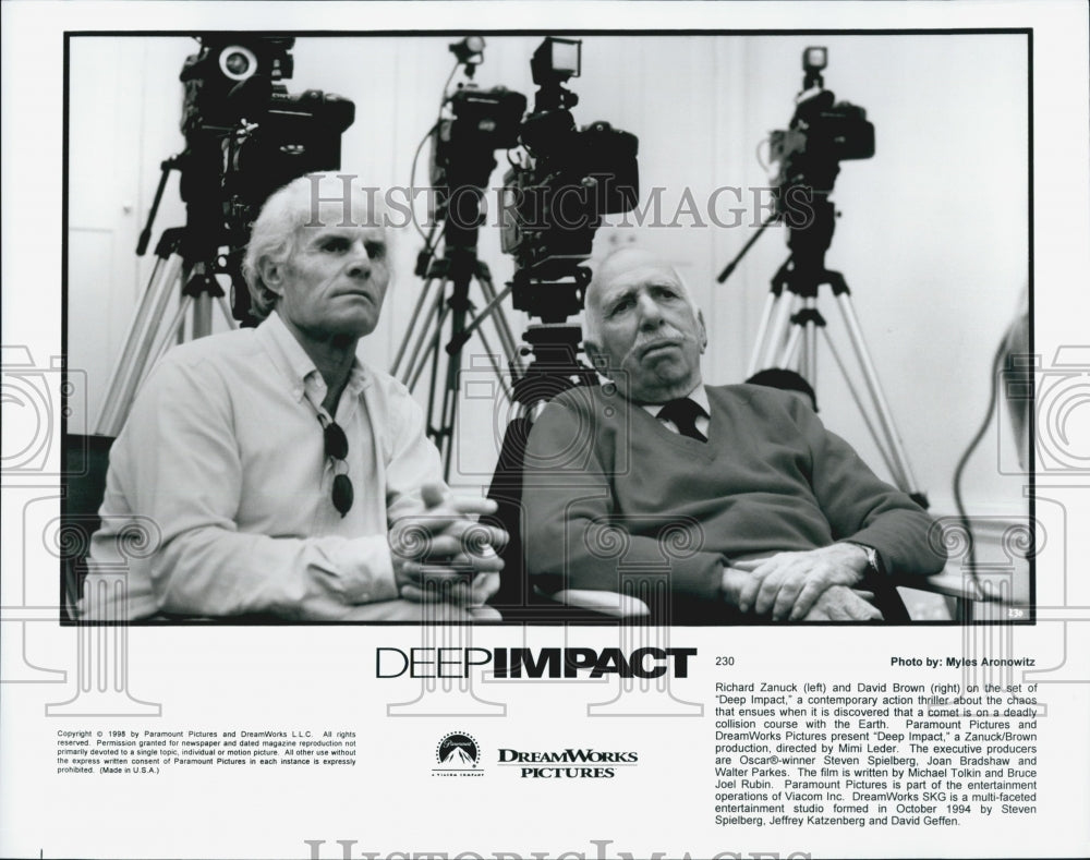 1998 Press Photo Producers Richard Zanuck & David Brown On Set Of "Deep Impact" - Historic Images