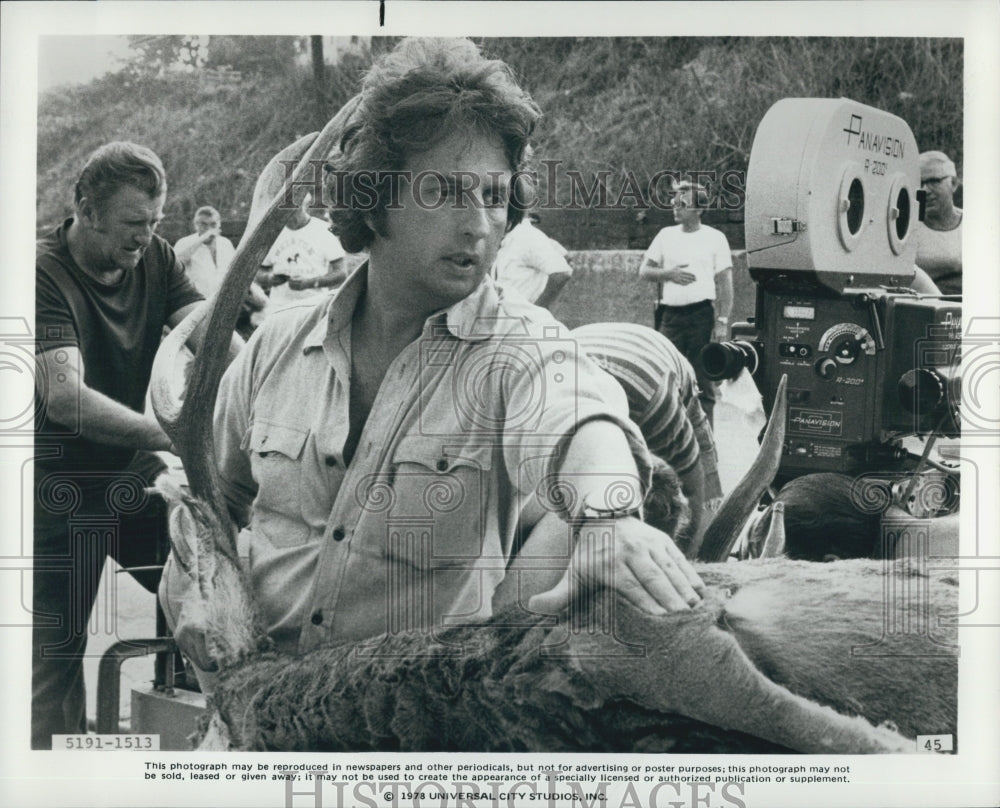 1978 Press Photo Michael Cimino Directs The Deer Hunter - Historic Images