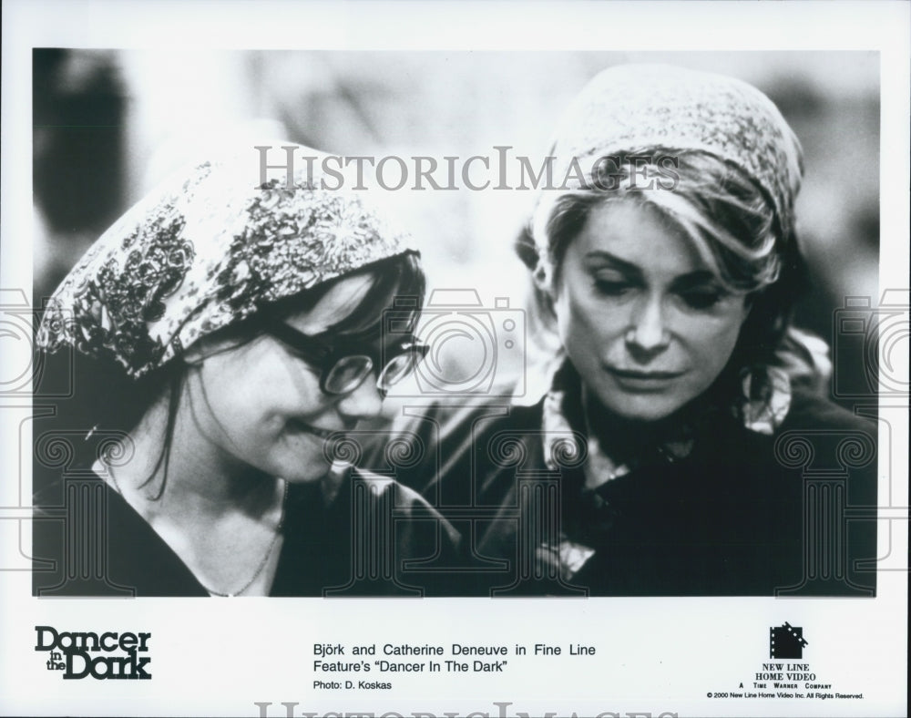 2000 Press Photo Bjork And Catherine Deneuve In "Dancer In The Dark" - DFPG36193 - Historic Images