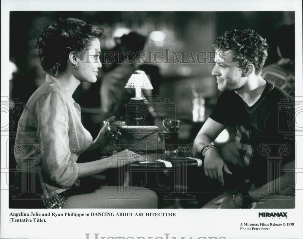1998 Press Photo Angelina Jolie and Ryan Phillippe in "Playing By Heart" - Historic Images