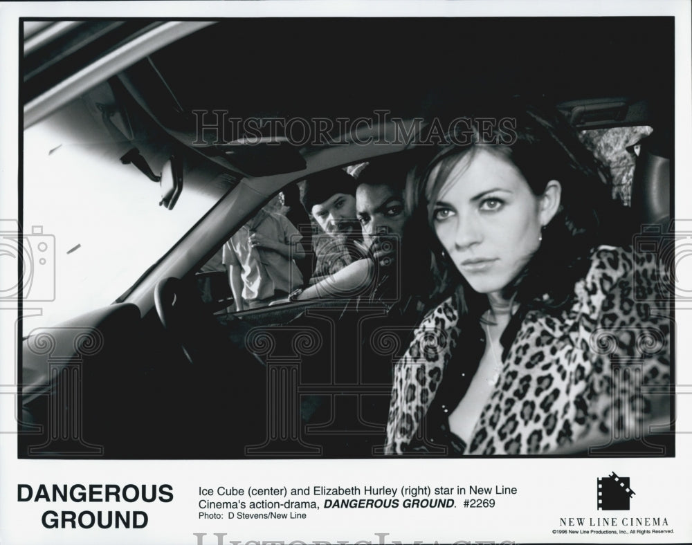 1996 Press Photo Ice Cube and Elizabeth Hurley in "Dangerous Ground" - Historic Images