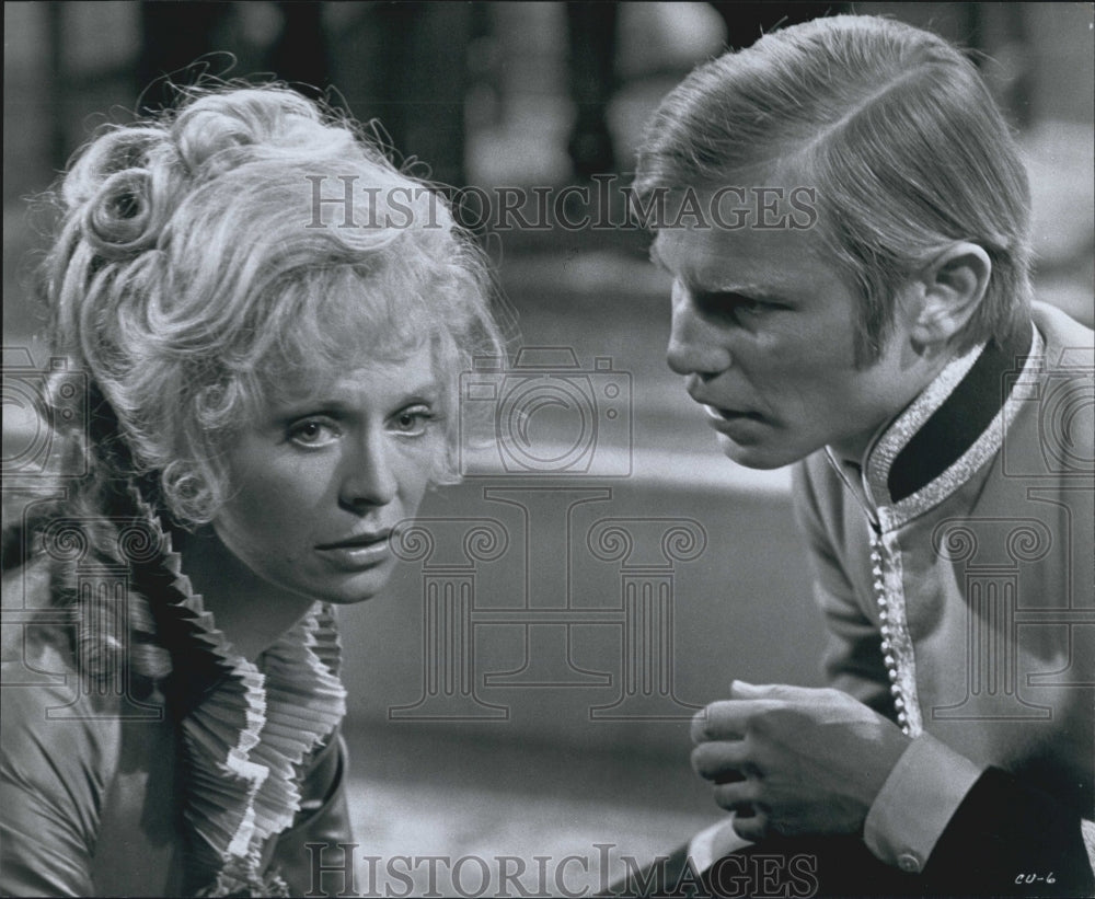 Press Photo An actor & actress in a film scene - Historic Images