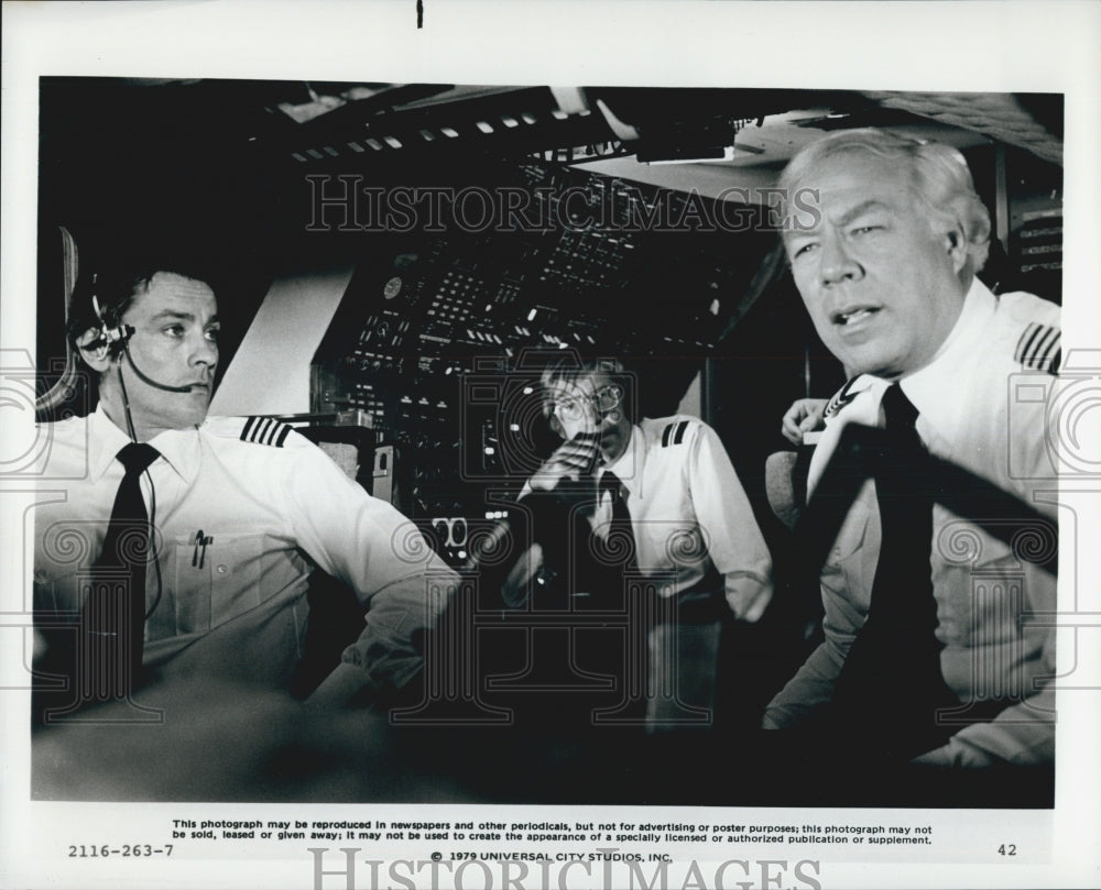 1979 Press Photo Alain Delon and David Warner in &quot;The Concorde... Airport &#39;79&quot; - Historic Images