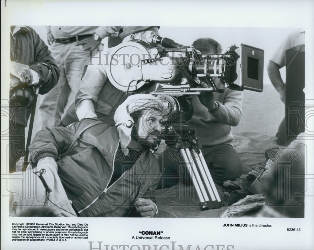 1982 Press Photo &quot;Conan&quot; director John Milius on set - Historic Images