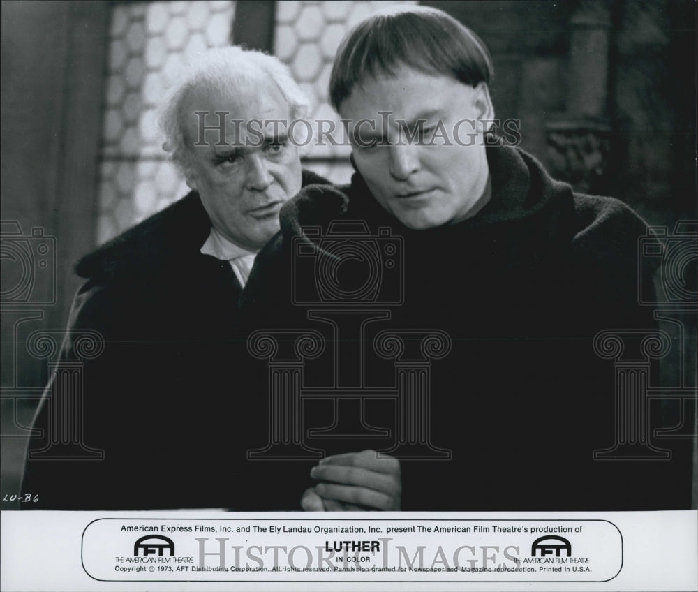 1973 Press Photo Actor Maurice Denham, Stacy Keach in "Luther" Film - Historic Images