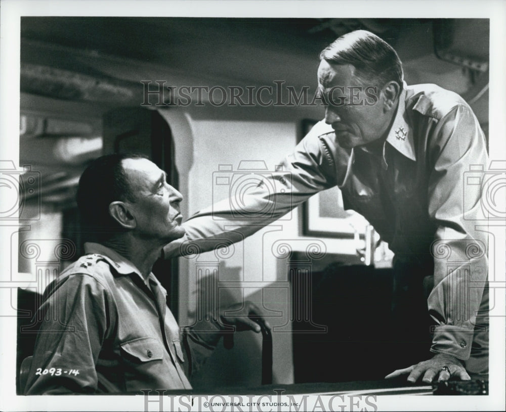 1977 Press Photo Gregory Peck And Sandy Kenyon In Movie &quot;MacArthur&quot; - Historic Images