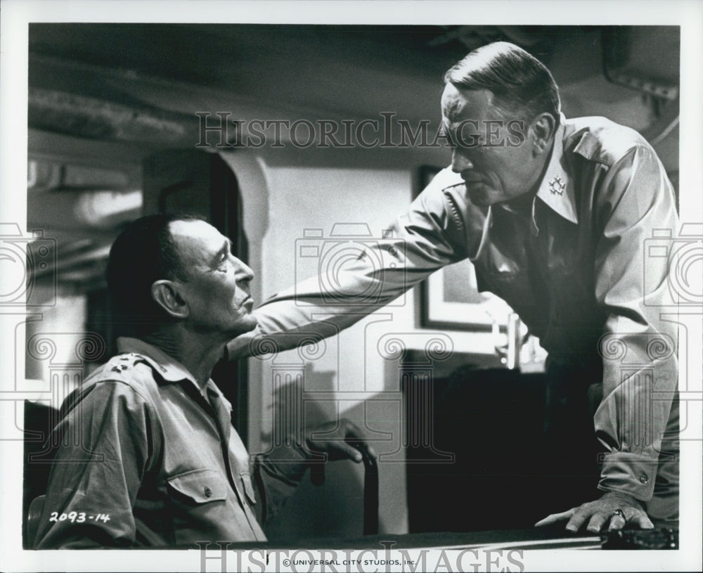 1977 Press Photo Gregory Peck And Sandy Kenyon In Movie "MacArthur" - Historic Images