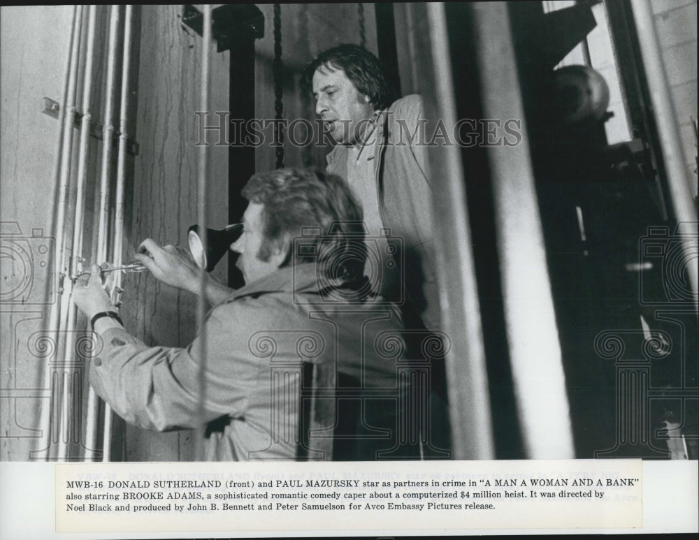 Press Photo Donald Sutherland and Paul Mazursky in "A Man A Woman and a Bank" - Historic Images