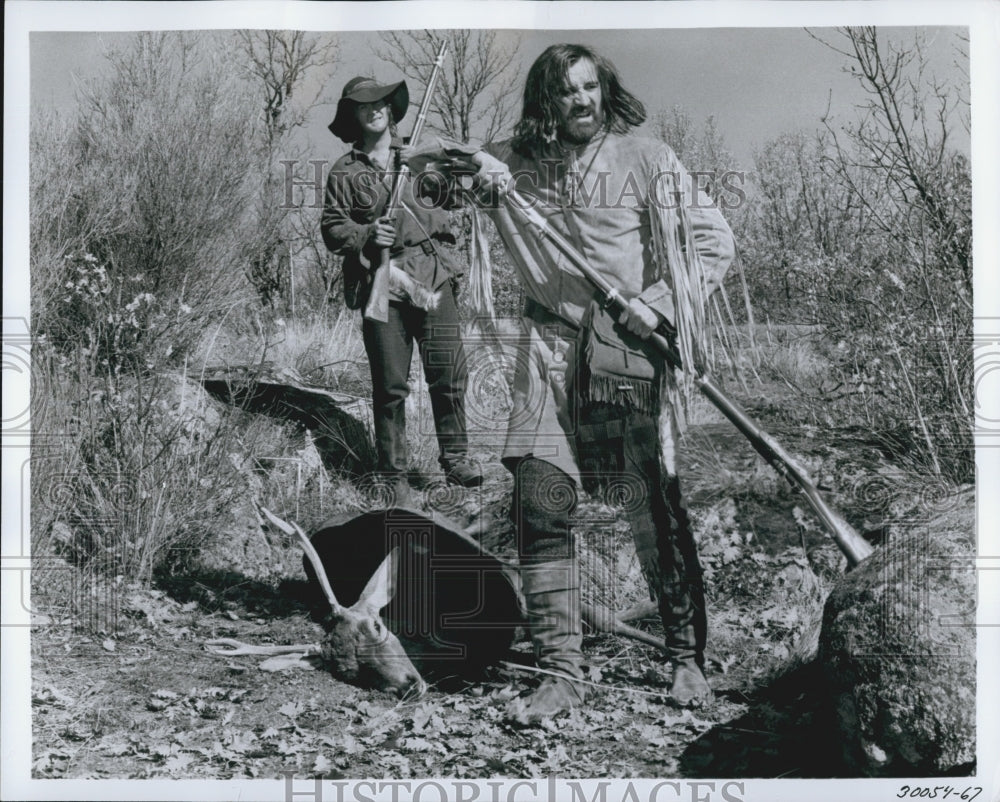 1971 Press Photo Dennis Waterman And Richard Harris In &quot;Man In The Wilderness&quot; - Historic Images