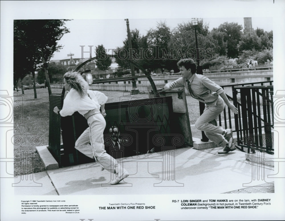 1985 Press Photo  &quot;The Man With One Red Shoe&quot; Lori Singer ,Tom Hanks,D Coleman - Historic Images