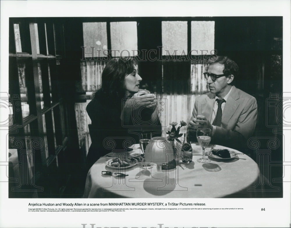 1993 Press Photo Actress Anjelica Huston, Woody Allen &quot;Manhattan Murder Mystery&quot; - Historic Images