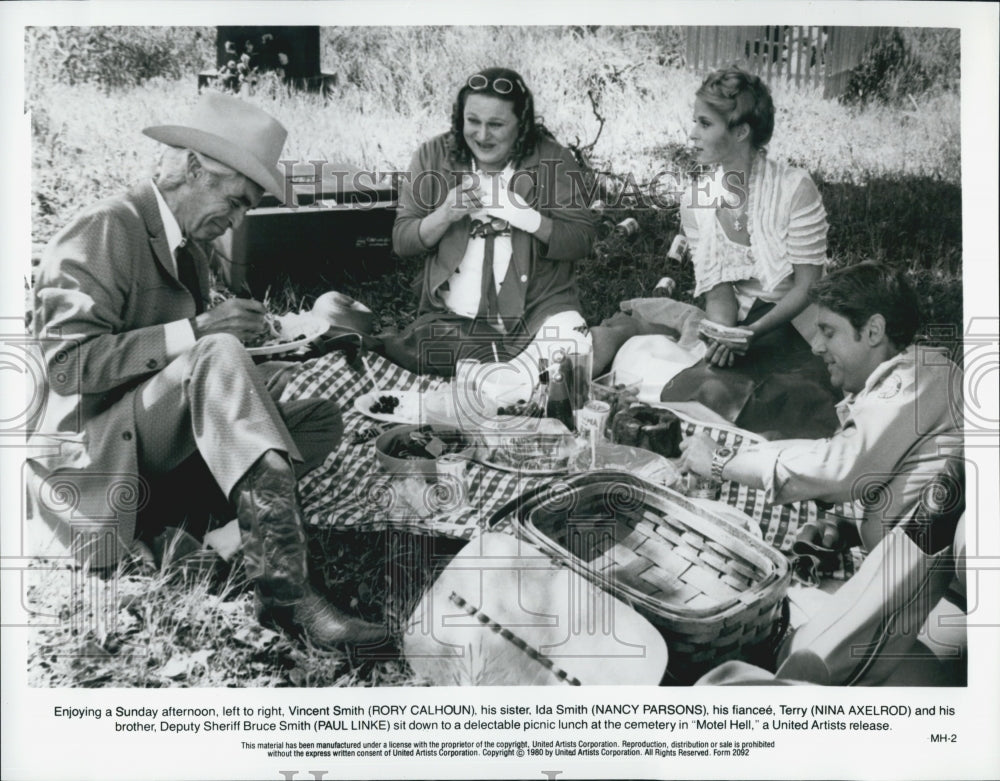 1980 Press Photo Rory Calhoun Nancy Parsons and Nina Axelrod in "Motel Hell" - Historic Images